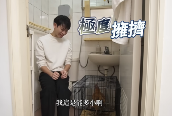 ▲Andy在狹小套房裡拍攝各種企劃。(圖/翻攝自YouTube/Andy老師、chianing_baby IG)