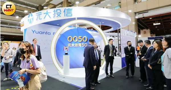 台灣基金市場從共同基金到被動式ETF的規模已近10兆元,2025年則是主動式ETF掛牌元年,股民可選擇的理財工具更加多樣化。(圖/方萬民攝)