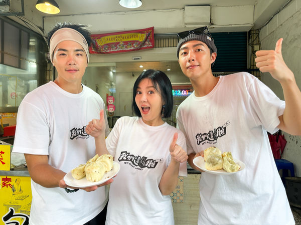 ▲蔡凡熙(左起)、胡宇威、蔡昌憲,討論改良後的刈包製作方式。(圖/華視提供)