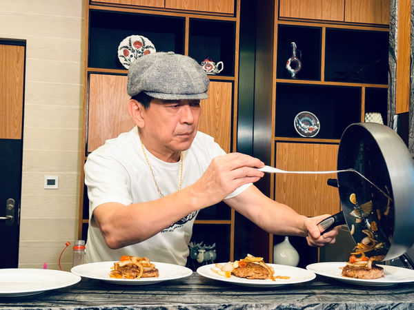 ▲蔡凡熙(左起)、胡宇威、蔡昌憲,討論改良後的刈包製作方式。(圖/華視提供)