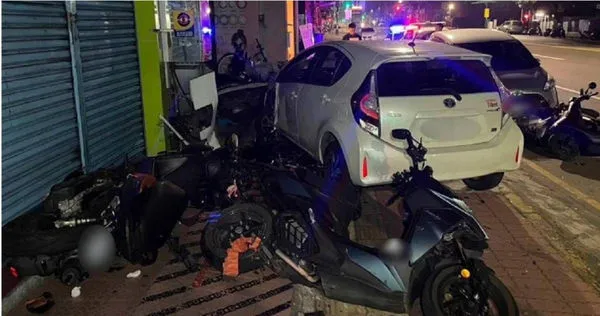 王男駕車突自撞停放的12部汽機車,且該車為租賃車他恐將負起巨額賠償。(圖/翻攝畫面)