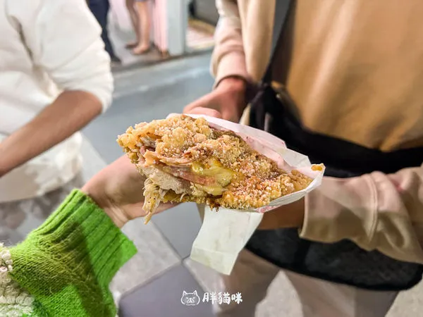 ▲▼花蓮東大門夜市必吃:【醬爆雞排】起司+火腿夾心,炸物界的三明治,直接封神。(圖/部落客胖貓咪授權提供)