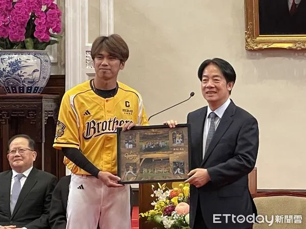 ▲王威晨致贈紀念品給總統賴清德、副總統蕭美琴。(圖/記者楊舒帆攝)