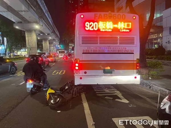 ▲現役軍人駕駛公務車迴轉,碰撞對向機車,騎士昏迷救治中。(圖/記者陳以昇翻攝,下同)
