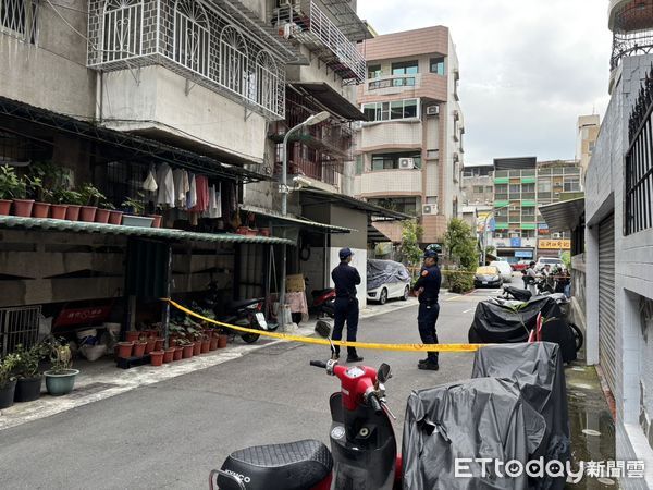 ▲▼ 檢警拎冰桶重返碎屍宅 。(圖/記者吳奕靖翻攝)