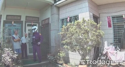 ▲內埔警分局新北勢派出所所長林俊宏、警員曾國恩阻止鍾姓老翁被騙 。(圖/記者陳崑福翻攝)