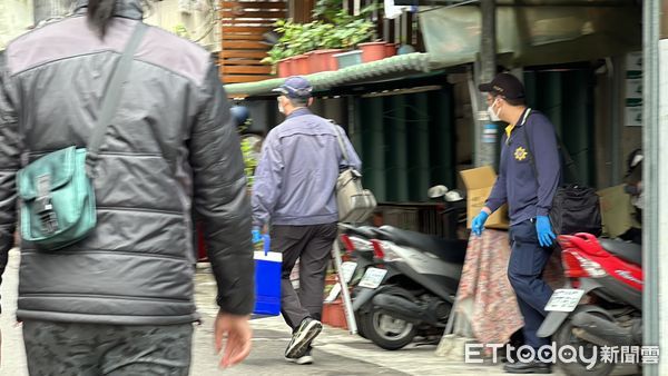 ▲▼ 高雄碎屍魔被二度借提重返碎屍宅,警方手上還拎著冰桶 。(圖/記者賴文宣翻攝)