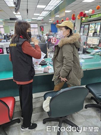 ▲▼櫃台人員隨時掌握最新資訊,向民眾解說自用住宅稅率減免注意事項。(圖/花蓮縣政府提供,下同)