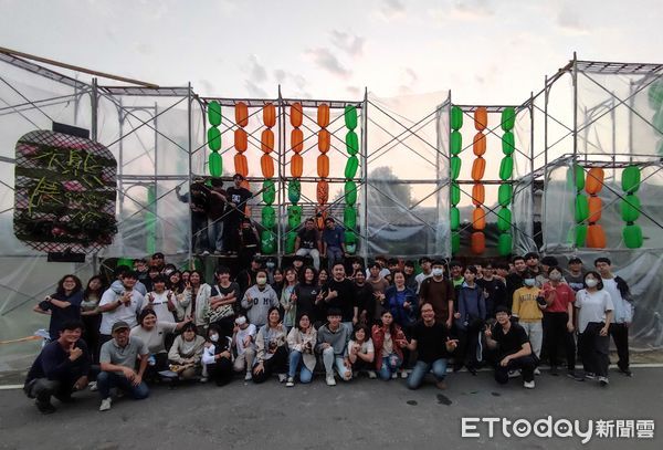 ▲崑山科技大學空間設計系於校內開設「跨材質環保創作工作坊」,師生於該次活動中共同創作7件作品,配合當地於一片美麗的森林中展出。(圖/記者林東良翻攝,下同)