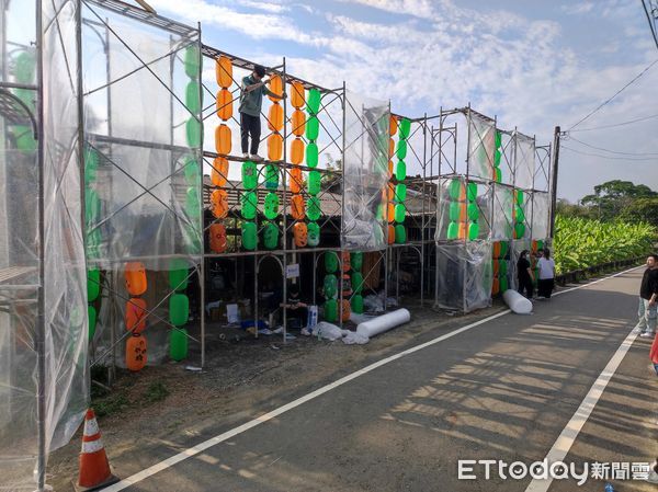 ▲崑山科技大學空間設計系於校內開設「跨材質環保創作工作坊」,師生於該次活動中共同創作7件作品,配合當地於一片美麗的森林中展出。(圖/記者林東良翻攝,下同)