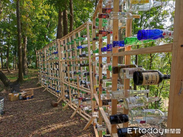 ▲崑山科技大學空間設計系於校內開設「跨材質環保創作工作坊」,師生於該次活動中共同創作7件作品,配合當地於一片美麗的森林中展出。(圖/記者林東良翻攝,下同)