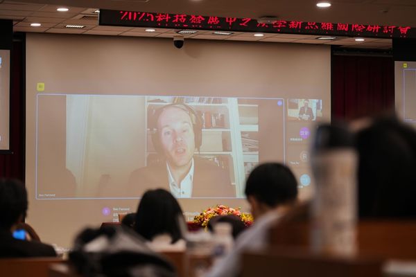 圖二:英國新堡大學法學院教授班.法蘭德線上參與世新大學「科技發展中之法學新思維」國際研討會,帶來獨到見解。(圖/世新大學提供)