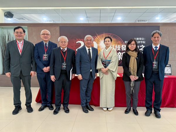 圖四:世新大學校長陳清河(中)熱情歡迎國內外學者齊聚一堂,共襄科技法學盛會。(圖/世新大學提供)