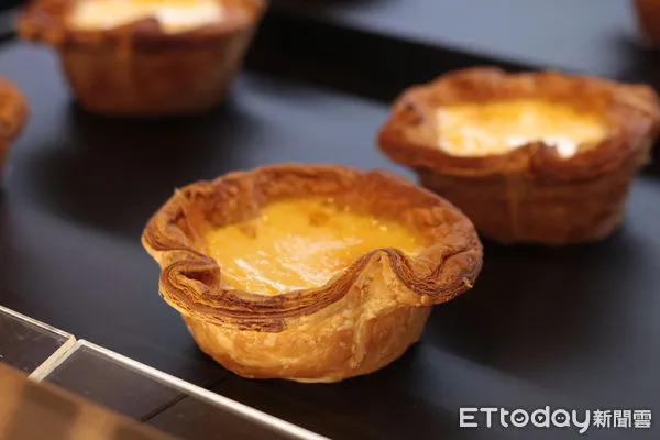 ▲韓國排隊名店爆款3色可頌塔登台 晶華同步引進吐司磚脆餅。(圖/記者黃士原攝)