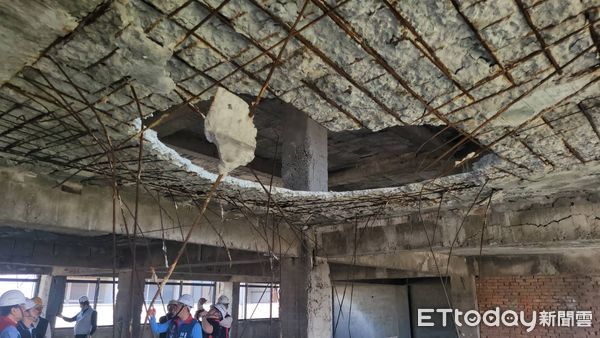 ▲▼清水48年海砂屋大樓午夜崩塌,市府表示,住戶早已知情,朝3方向評估。(圖/民眾提供,下同)