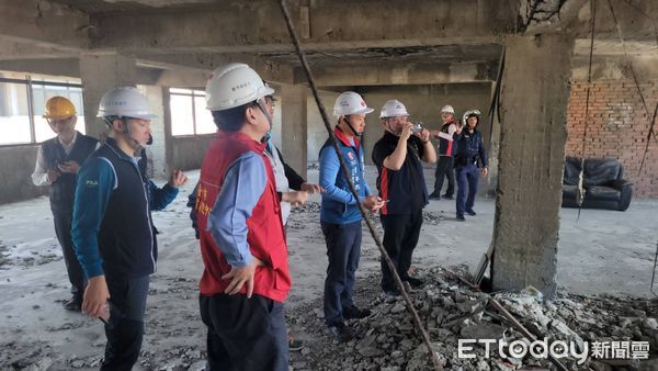 ▲▼清水48年海砂屋大樓午夜崩塌,市府表示,住戶早已知情,朝3方向評估。(圖/民眾提供,下同)