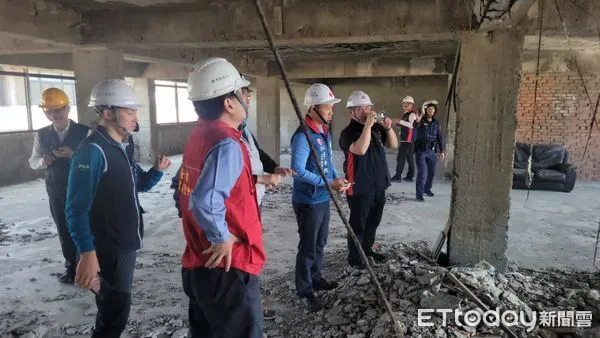 ▲▼清水48年海砂屋大樓午夜崩塌,市府表示,住戶早已知情,朝3方向評估。(圖/民眾提供,下同)