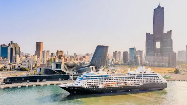 ▲精鑽郵輪前進號(Azamara Onward)靠泊高雄港旅運中心。(圖/高雄港務分公司)