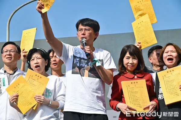 ▲▼台灣民眾黨「323人民要當家!」全民問政宣講,黃國昌與陳佩琪及民眾黨黨公職人員高喊「民進黨還錢」。(圖/記者李毓康攝)