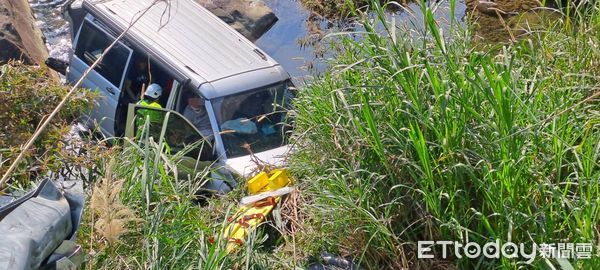 ▲苗栗縣南庄鄉發生廂型車墜落溪床案,3名傷患受困車內,消防局陸續搶救中。(圖/記者楊永盛翻攝)