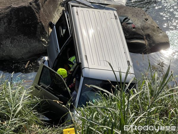 ▲苗栗縣南庄鄉發生廂型車墜落溪床案,3名傷患受困車內,消防局陸續搶救中。(圖/記者楊永盛翻攝)