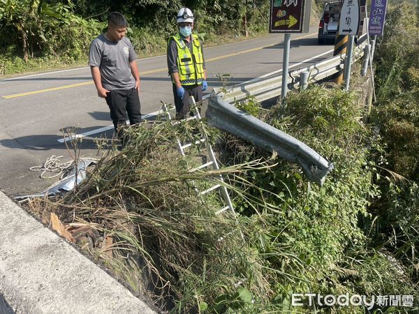 ▲苗栗縣南庄鄉發生廂型車墜落溪床案,3名傷患受困車內,消防局陸續搶救中。(圖/記者楊永盛翻攝)