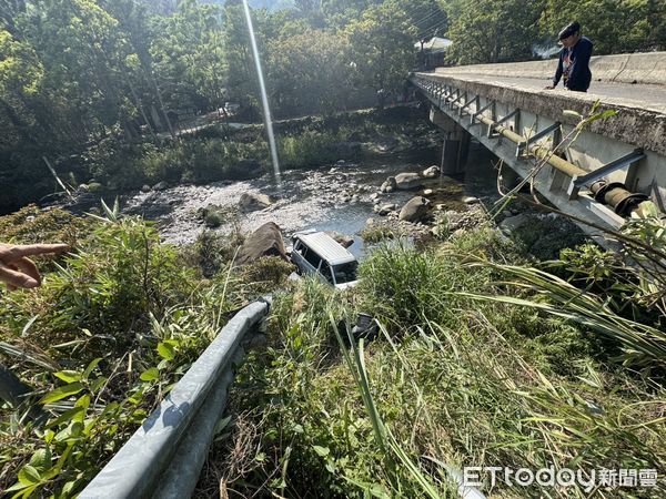 ▲苗栗縣南庄鄉發生廂型車墜落溪床案,3名傷患受困車內,消防局陸續搶救中。(圖/記者楊永盛翻攝)