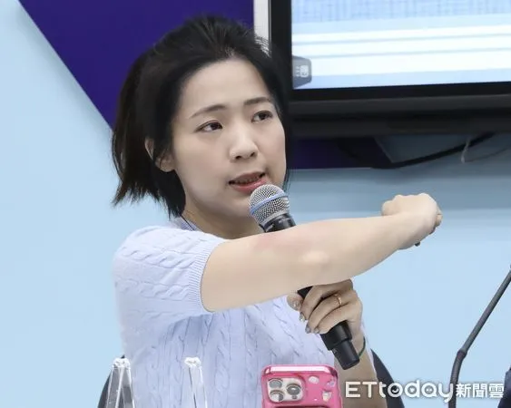 ▲▼徐巧芯說明被柯建銘拐杖擊中 始末 。(圖/記者屠惠剛攝)