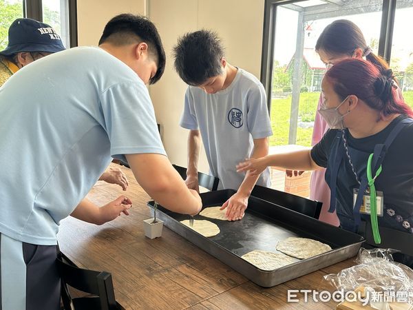 ▲學習翻土與光合菌噴灑,體驗友善農耕。(圖/芥菜種會提供,下同))