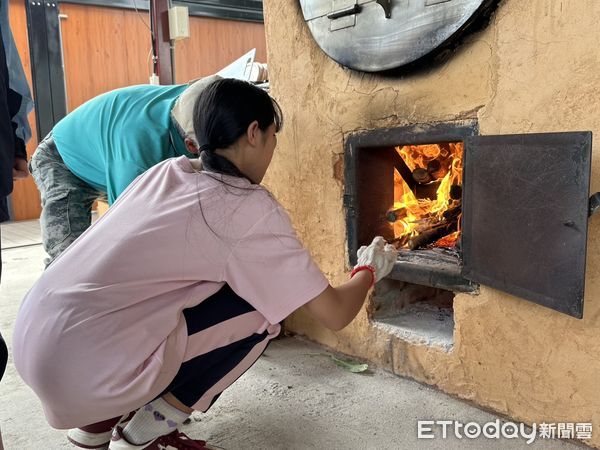 ▲學習翻土與光合菌噴灑,體驗友善農耕。(圖/芥菜種會提供,下同))