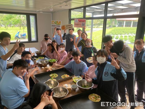 ▲學習翻土與光合菌噴灑,體驗友善農耕。(圖/芥菜種會提供,下同))