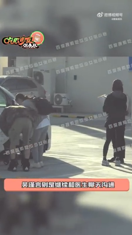 ▲▼吳謹言產後一家三口出院。(圖/翻攝自微博)