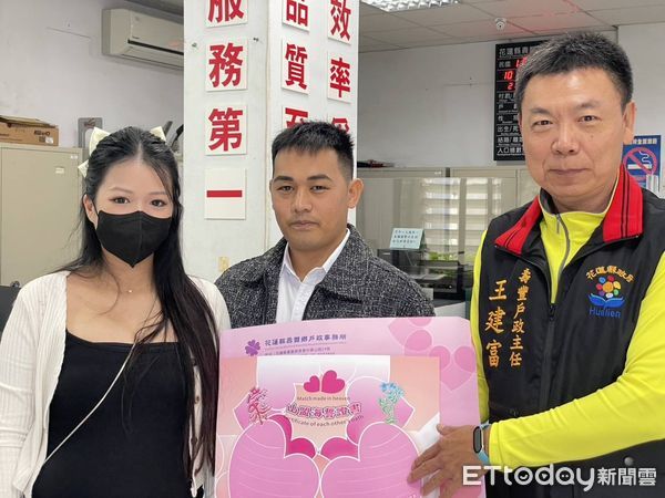 ▲▼花蓮縣壽豐鄉戶政事務所特別推出「山盟海誓證書」,為新人打造獨一無二的愛情見證。 (圖/花蓮縣政府提供,下同)