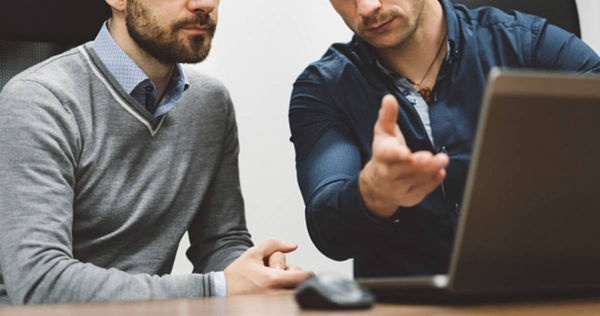 一名公司窗口詢求品牌合作,卻在談話中句句踩雷。(示意圖/Pexels)