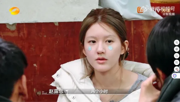 ▲▼趙露思素顏錄公益綜藝《小小的勇氣》,透露病倒前一天只睡兩小時。(圖/翻攝自微博)