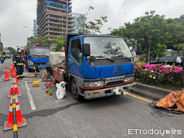 ▲北市南港捷運站前嚴重車禍,騎士命危送醫搶救中。(圖/記者黃彥傑翻攝,下同)