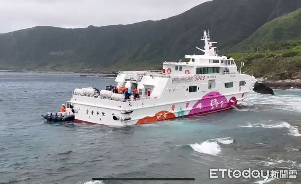 ▲▼ 金星3號客輪 擱淺 。(圖/記者楊漢聲翻攝)