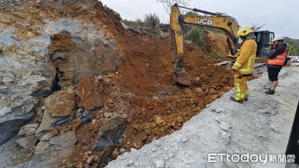 ▲苗栗三義發生工安意外,邊坡突然崩坍,一名工人被活埋,消防局救災人車全力搶救中。(圖/記者楊永盛翻攝)