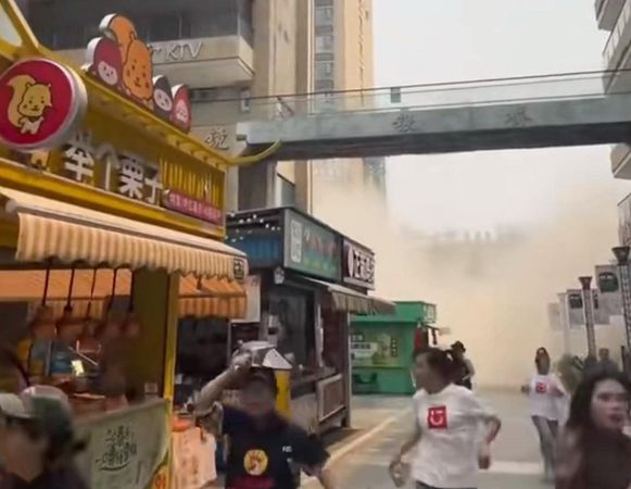 ▲▼雲南一餐廳震出巨大沙塵。(圖/翻攝自微博)