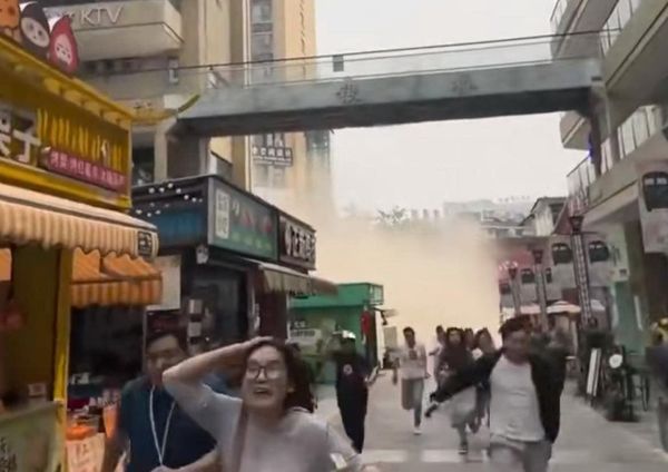 ▲▼雲南一餐廳震出巨大沙塵。(圖/翻攝自微博)