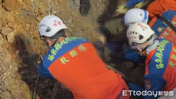 ▲▼苗栗三義發生工安意外,邊坡突然崩坍,一名工人被活埋 。(圖/記者楊永盛翻攝)