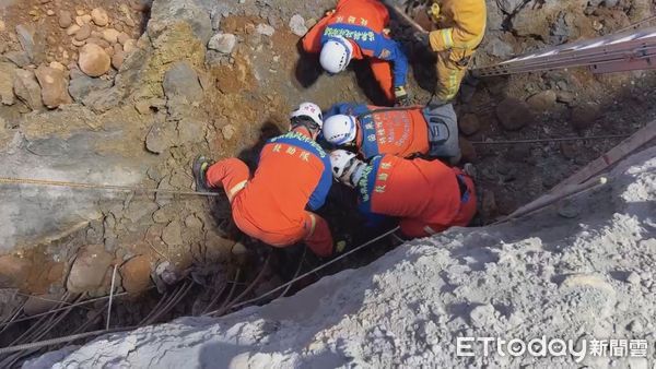 ▲▼苗栗三義發生工安意外,邊坡突然崩坍,一名工人被活埋 。(圖/記者楊永盛翻攝)