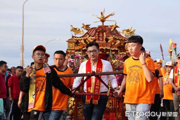 ▲玉闕朝仁宮跨溪敦和宮會香。(圖/南投縣政府提供)