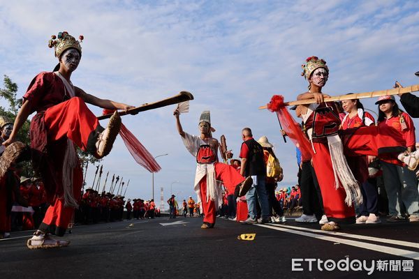 ▲玉闕朝仁宮跨溪敦和宮會香。(圖/南投縣政府提供)