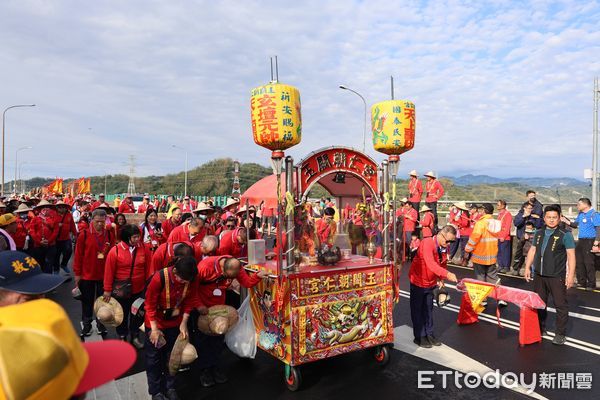 ▲玉闕朝仁宮跨溪敦和宮會香。(圖/南投縣政府提供,下同)