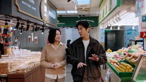 ▲劉品言(右)與修杰楷逛士東市場,竟巧遇劉品言媽媽。(圖/鏡電視)