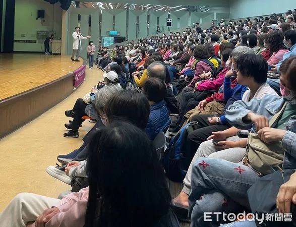 ▲全台百大骨鬆良醫陳建宏醫師,受邀在台北市政府青年局演藝廳進行第499場公益演講。(圖/記者林東良翻攝,下同)