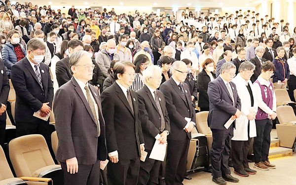 ▲長庚大學今天舉辦「2025年器官捐贈與大體老師追思大會」,近千人齊聚於長庚大學國際會議廳,緬懷先人無私大愛精神。(圖/林口長庚醫院提供)