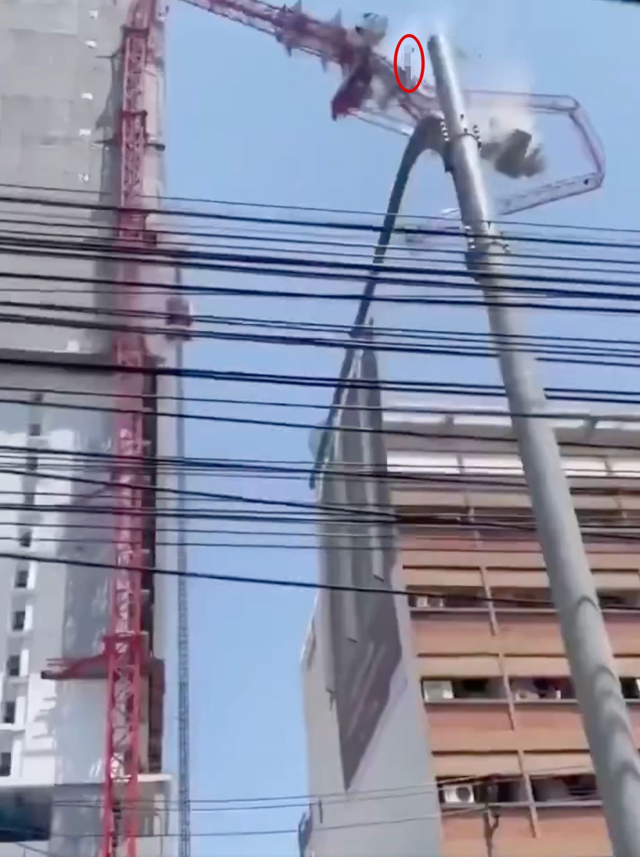 ▲曼谷高樓起重機被強震震落,操作員重摔當場死亡。(圖/翻攝X)