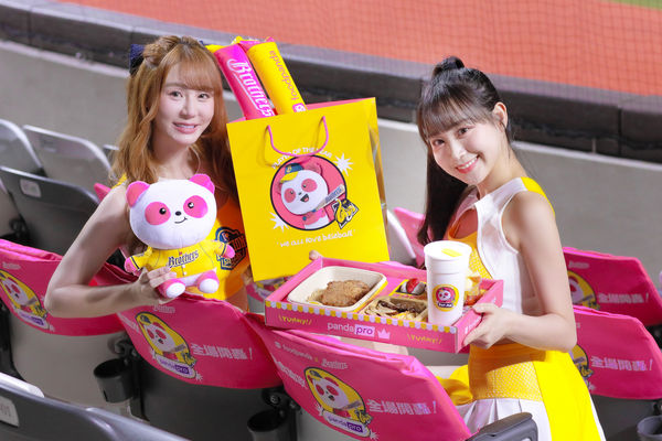 ▲中信人氣啦啦隊女神邊荷律(左)、短今。(圖/Foodpanda)